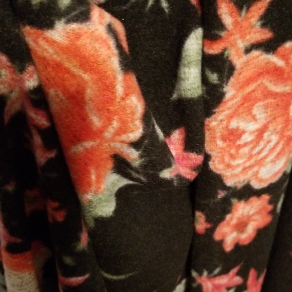 - Black and Red Floral jacket w hood - Picture 5 of 7